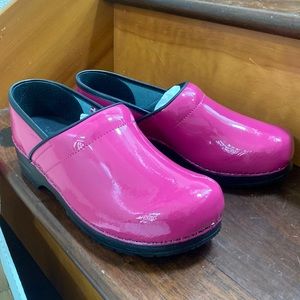 NWOT pink patent leather sanita clogs size 43